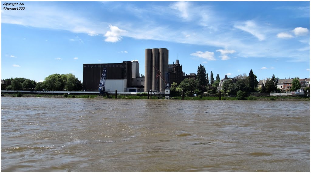 H©)•06•2013 / Mitten auf dem Rhein bei Duisburg / II by Hannes Th.