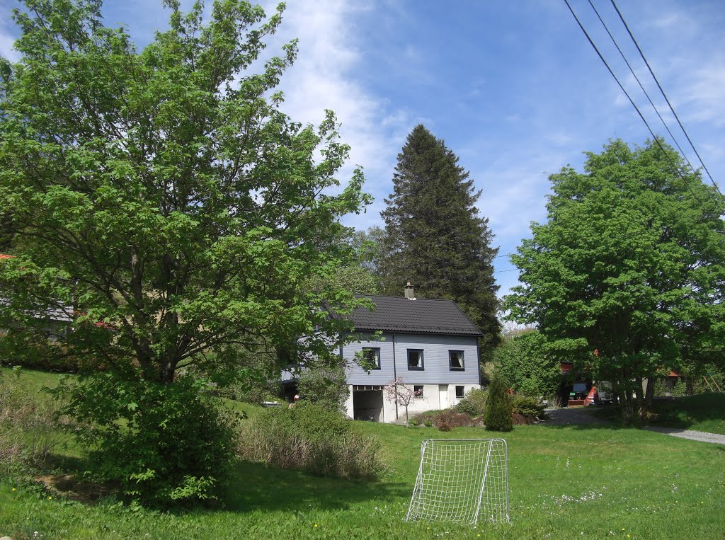 A beautiful farmers house in sunny may by Mona Lygre