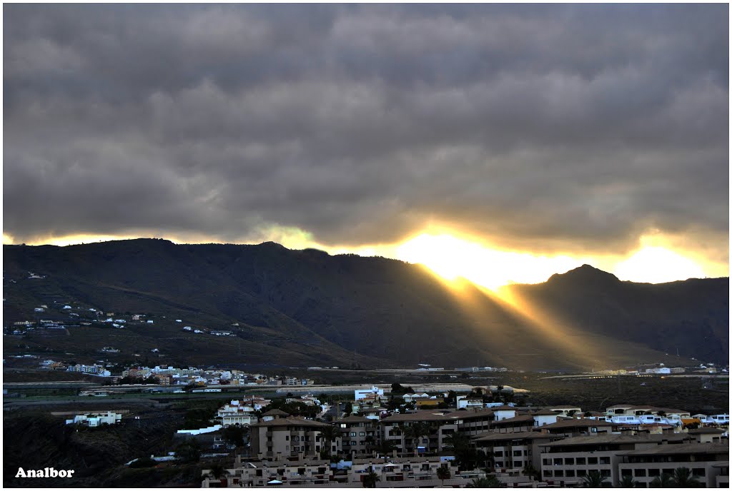 Amanecer rasgando las nubes by Analbor