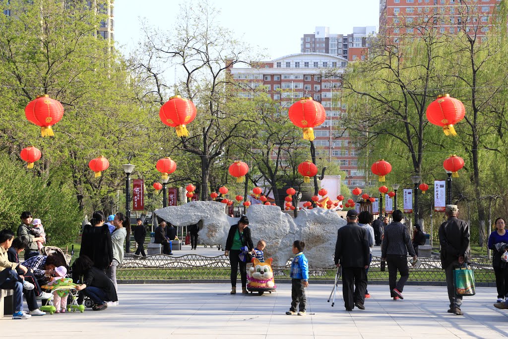 Families relaxed in Longtan Park in the evening, Taiyuan by kluke