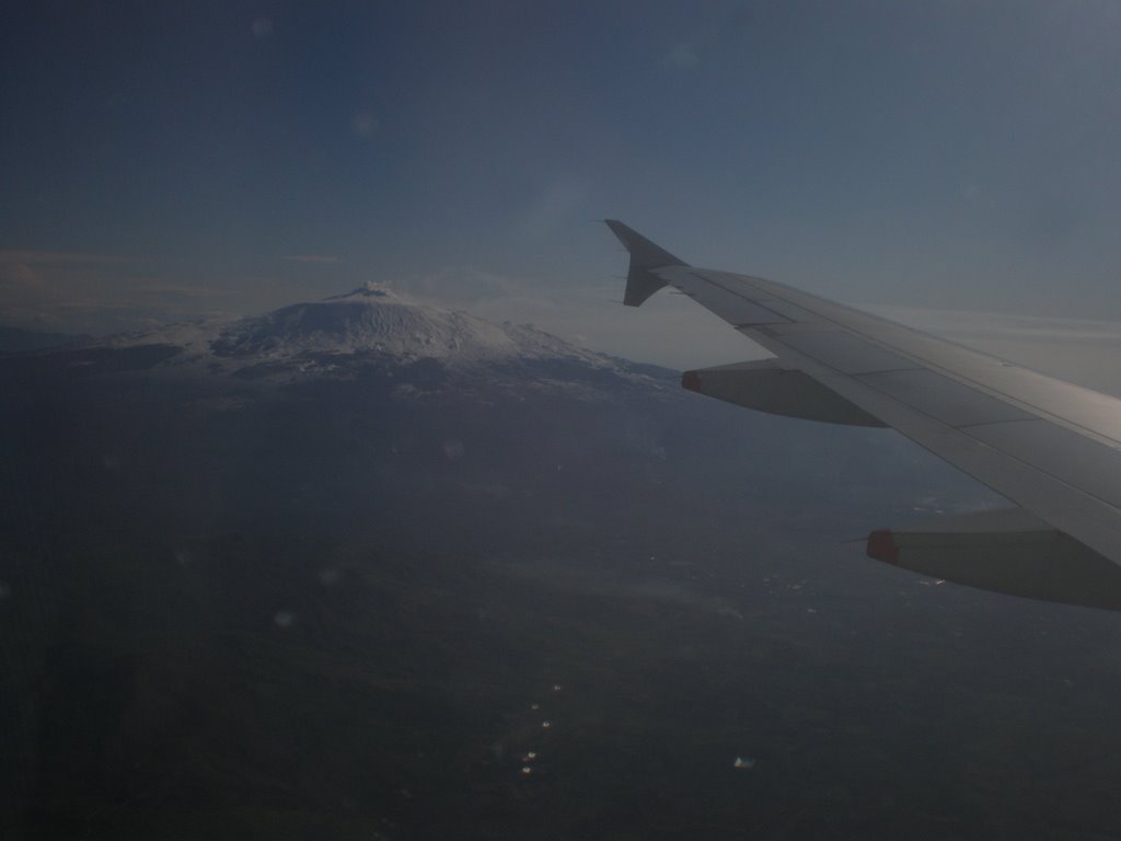 Etna in atterraggio by carmine1979