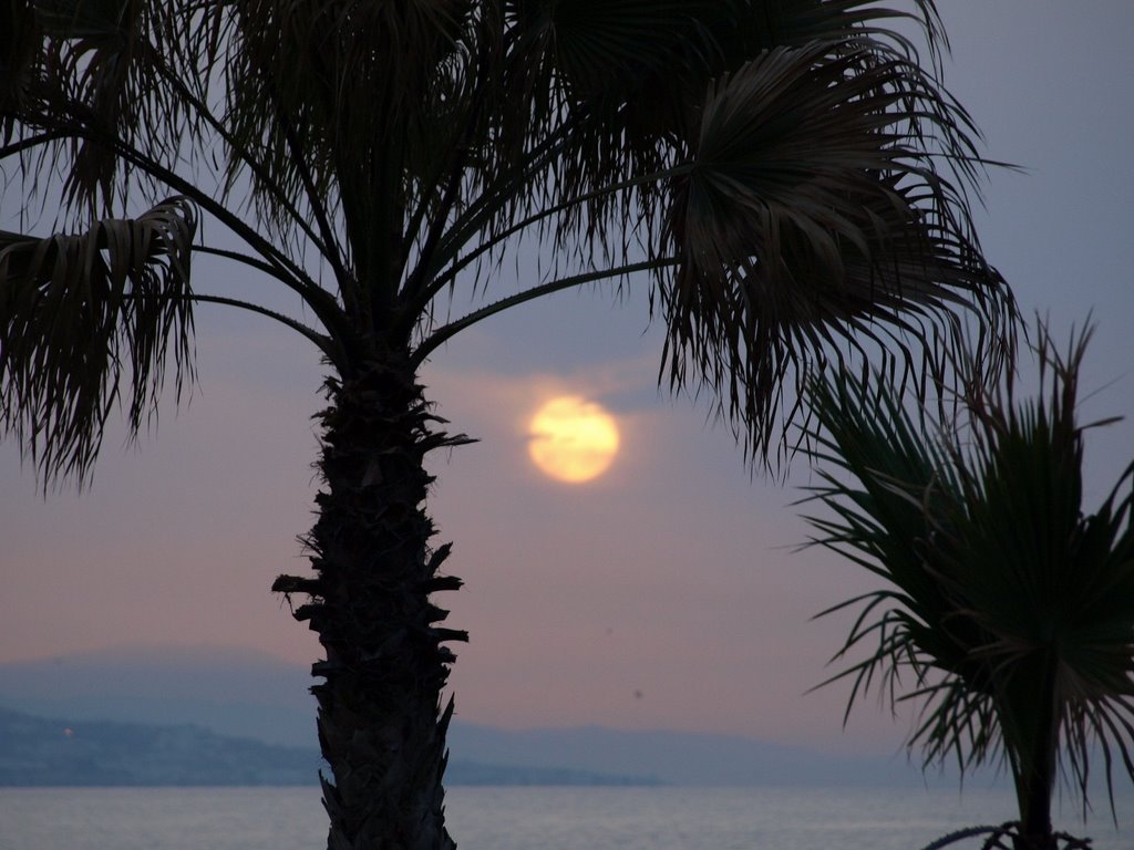 El despertar del sol en Málaga by A. Trigo