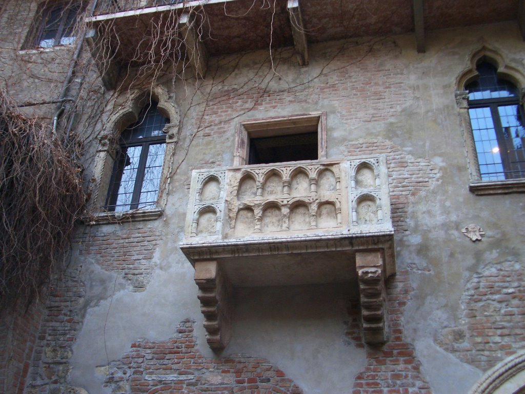 VERONA - BALCONE DI GIULIETTA by Nino Canino