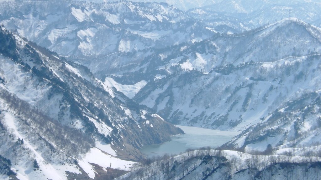 It fell, GINZAN-LAKE(OMINOZAWA).　減水した、銀山湖のオミノ沢付近。 by 伝之助