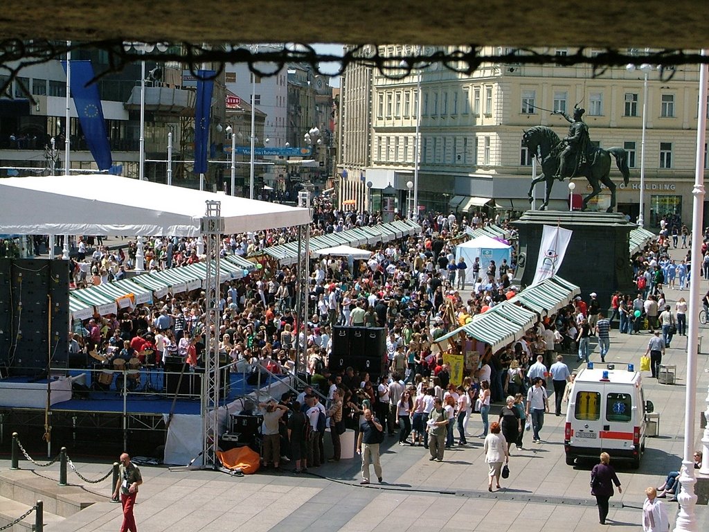 Trg bana Josipa Jelačića by sirovina