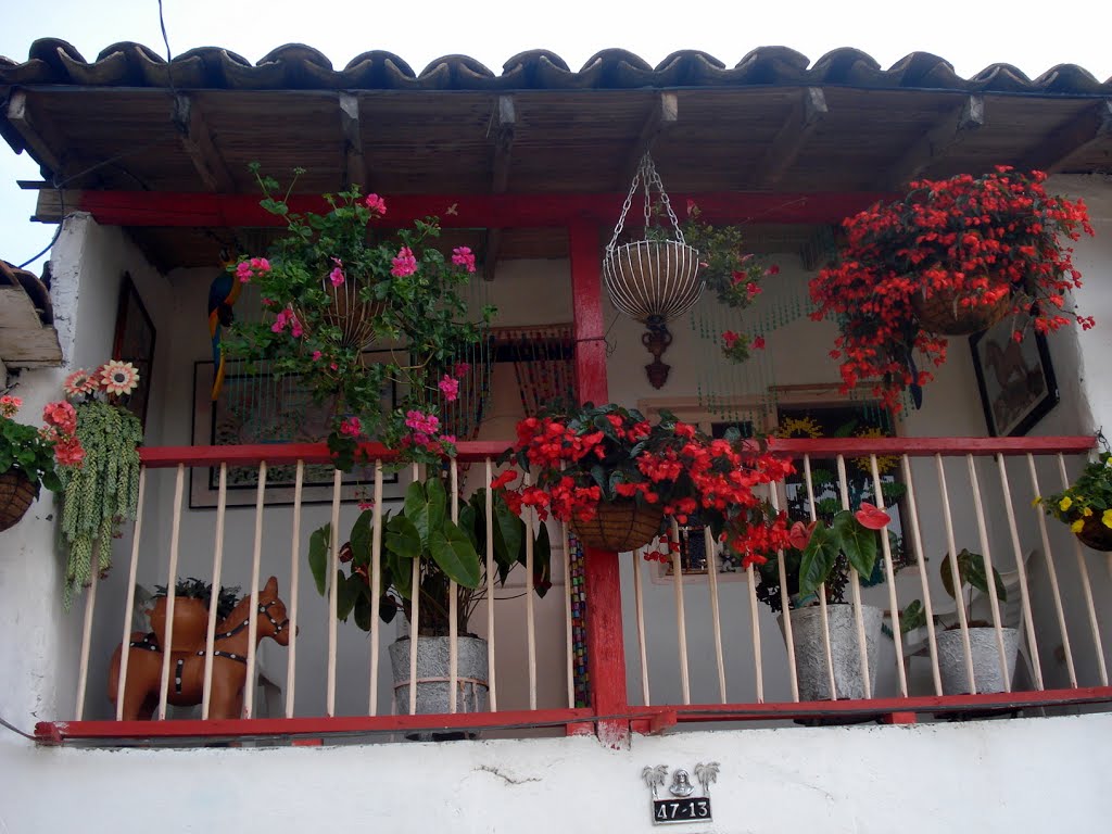 Decoración tradicional en los balcones corridos de Abejorral by alejandrino tobon