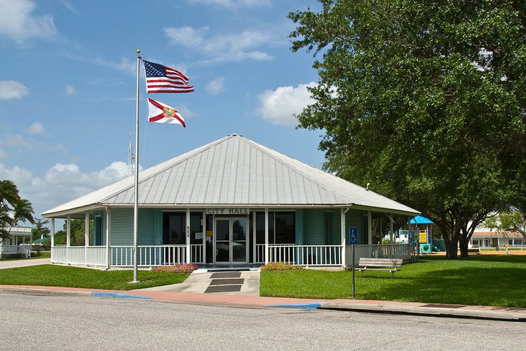 Moore Haven City Hall by nkphotos