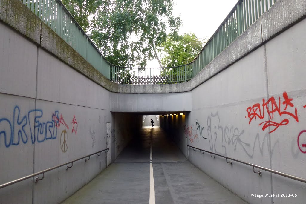 Frankfurt-Fechenheim, Bahnunterführung Vilbeler Landstraße by Inge Mankel