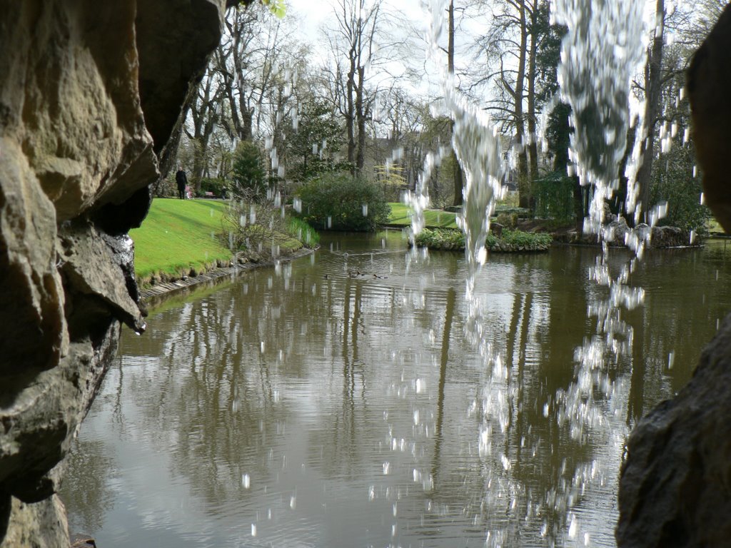 Sous une cascade du jardin des Plantes by nawer