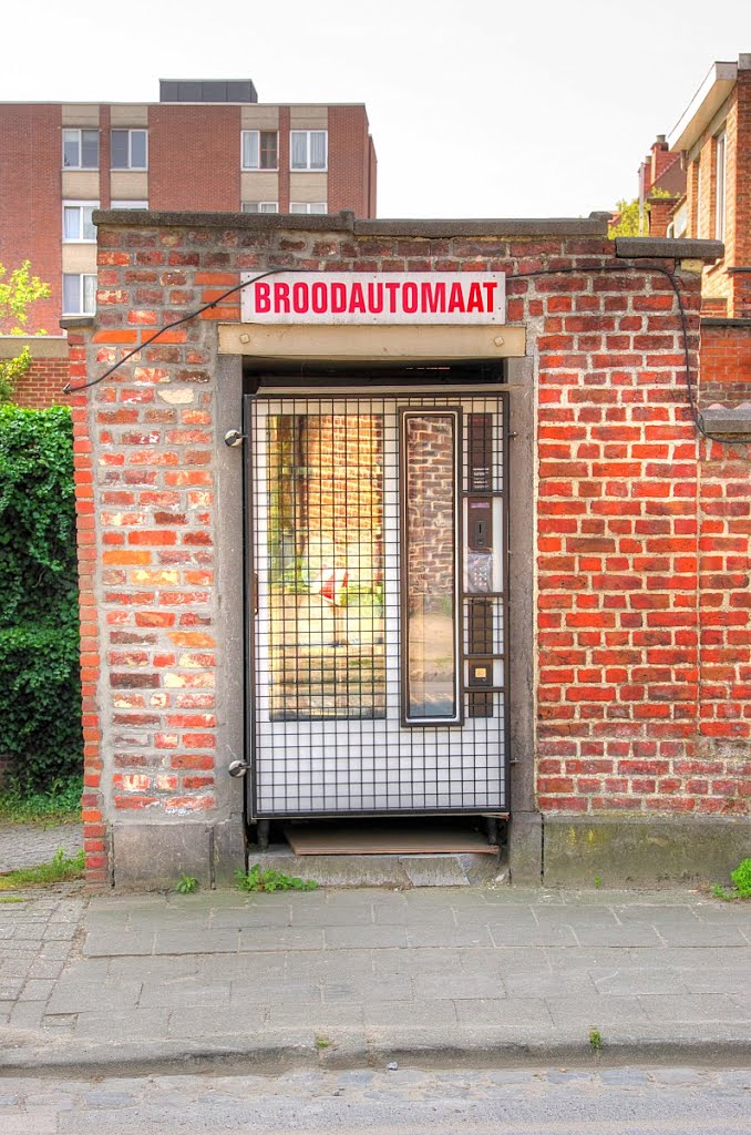 High-Security Bread Dispenser by Alfie (Helmut Schütz)