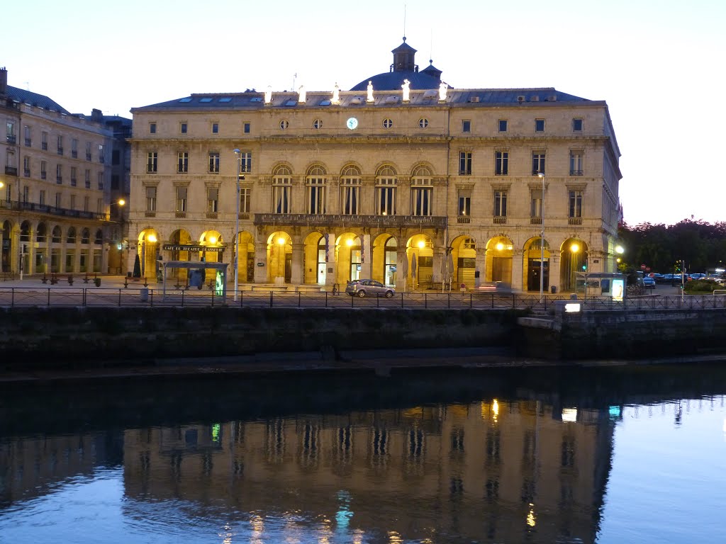 Ayuntamiento y teatro de Bayona (Francia). by Asenvi