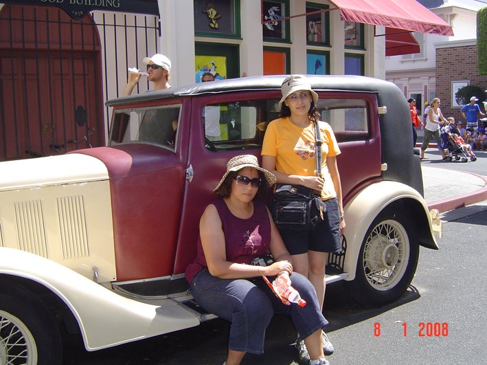 Old car at movie world by emanWS