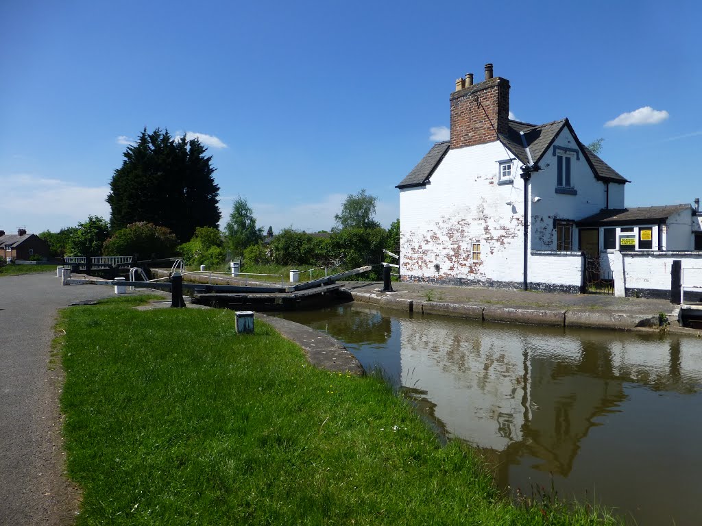 Lock Keepers Cottage At Chemistry Lock No 6 On The Shropshire Union Canal. by Peter Hodge