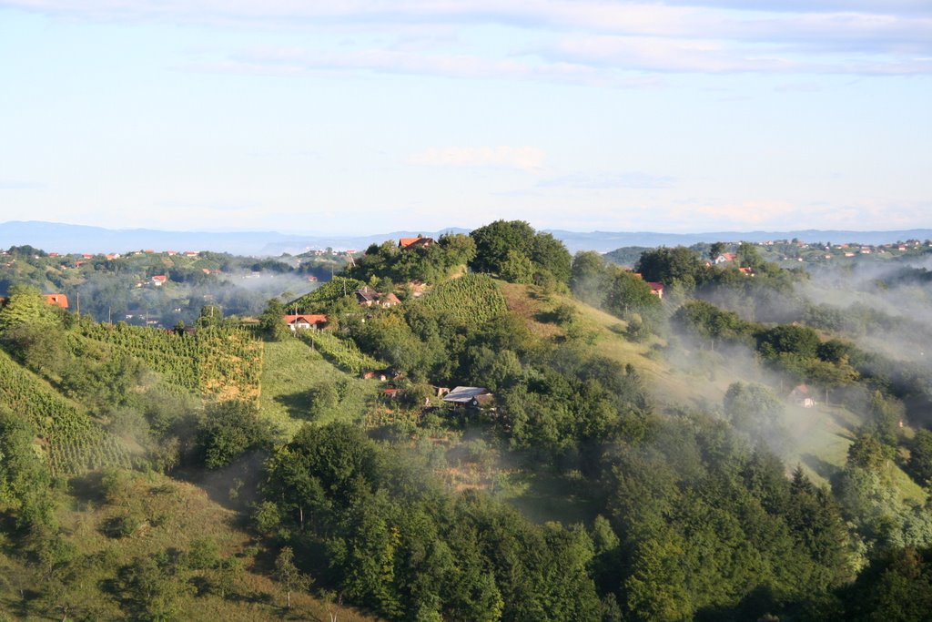 Paradiž un coin de paradis (ou Le village dans les nuages) by Bratu