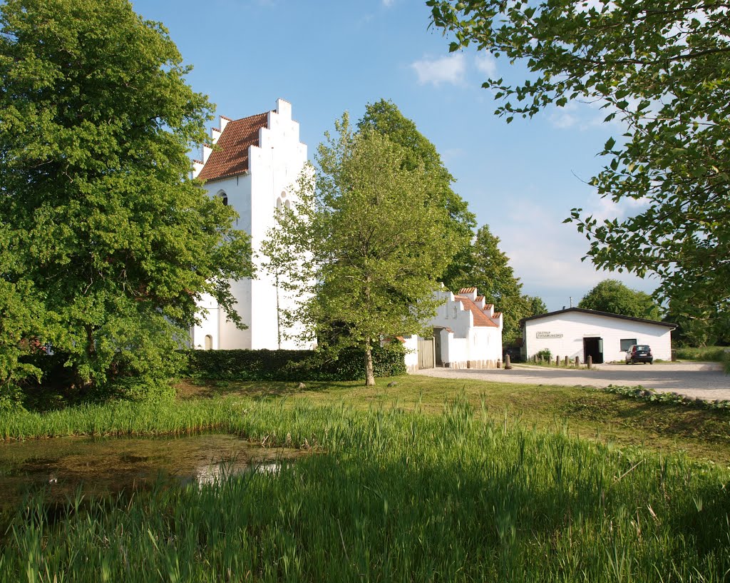 Dåstrup Kirke og forsamlingshus by Olav Sejeroe