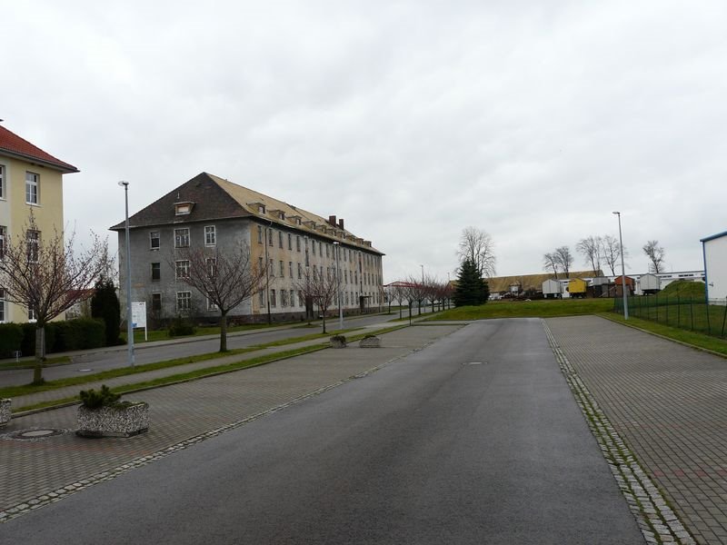 Leisnig, Altes Kaserenen Gebäude im Gewerbegebiet by Walter Stuber