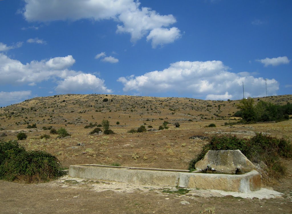 Fuente de Las Hontanillas, cordel de la Fuente del Piojo, camino de Garganta de los Montes a El Cuadrón, 2010. by 62 luisleon