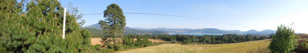 Lago Zirahuen desde autopista by Arturo Cárdenas L