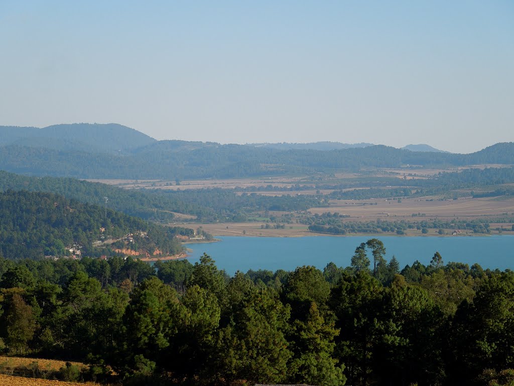 Lago y pueblo de Zirahuen by Arturo Cárdenas L