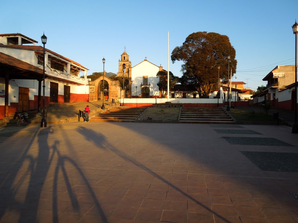 Plaza en Zirahuen by Arturo Cárdenas L