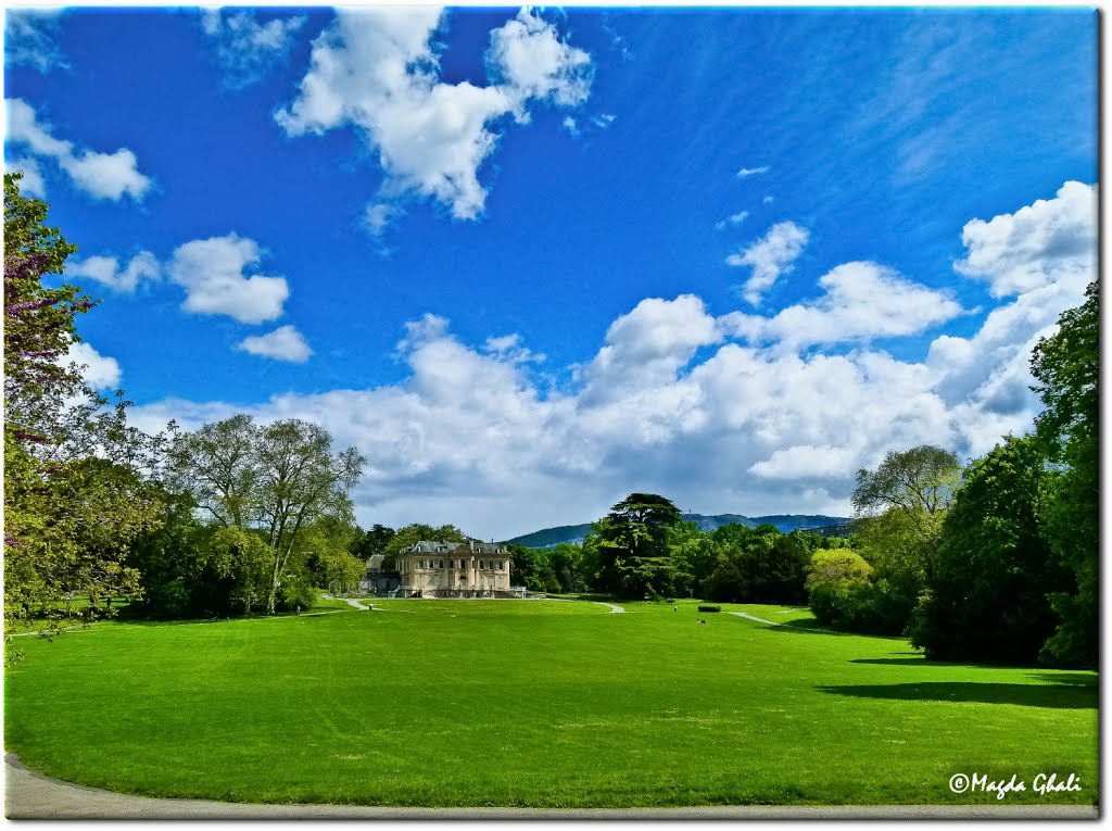 Nuages prometteurs sur le manoir de la Grange by Magda GHALI