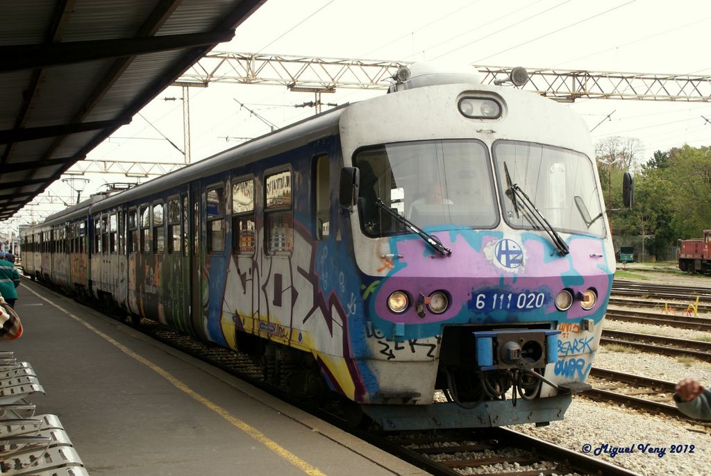 «Llegada del tren a la Estación Central del Ferrocarril (Glavni Kolodvor)» Trg kralja Tomislava - Zagreb - Croacia by Miguel Veny