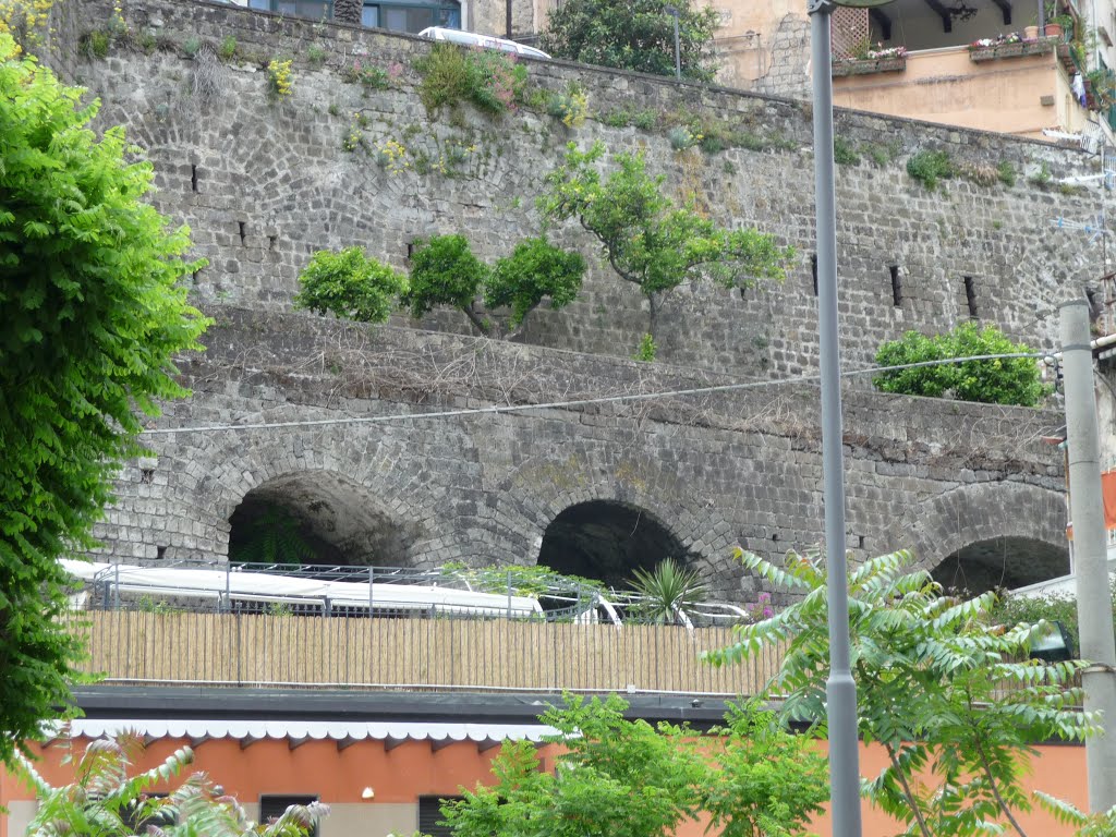 Stadtmauer von Castellammare di Stabia by bienenritter