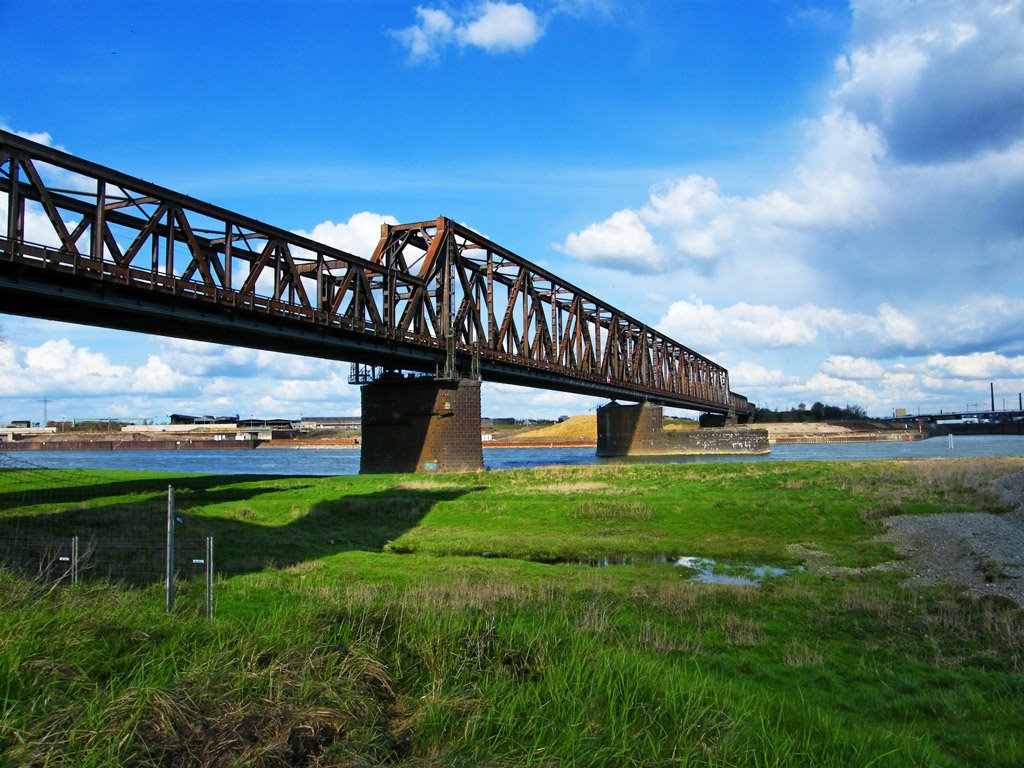 Duisburg Rheinhausen Eisenbahnbrücke von unten by Mind*x*