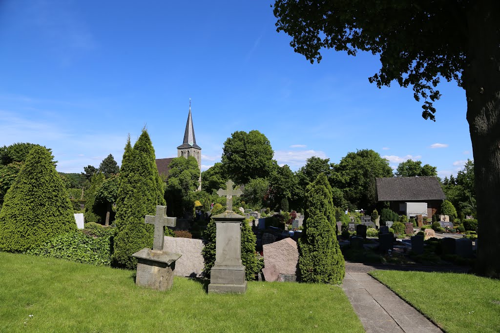 Kath. Friedhof Brochterbeck mit St. Peter und Paul by Heiligkreuz