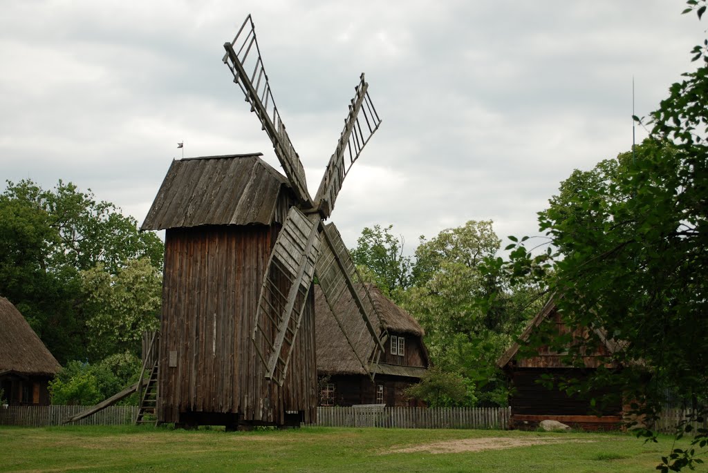 Wiatrak w skansenie w Ciechanowcu by Krzysiek.W