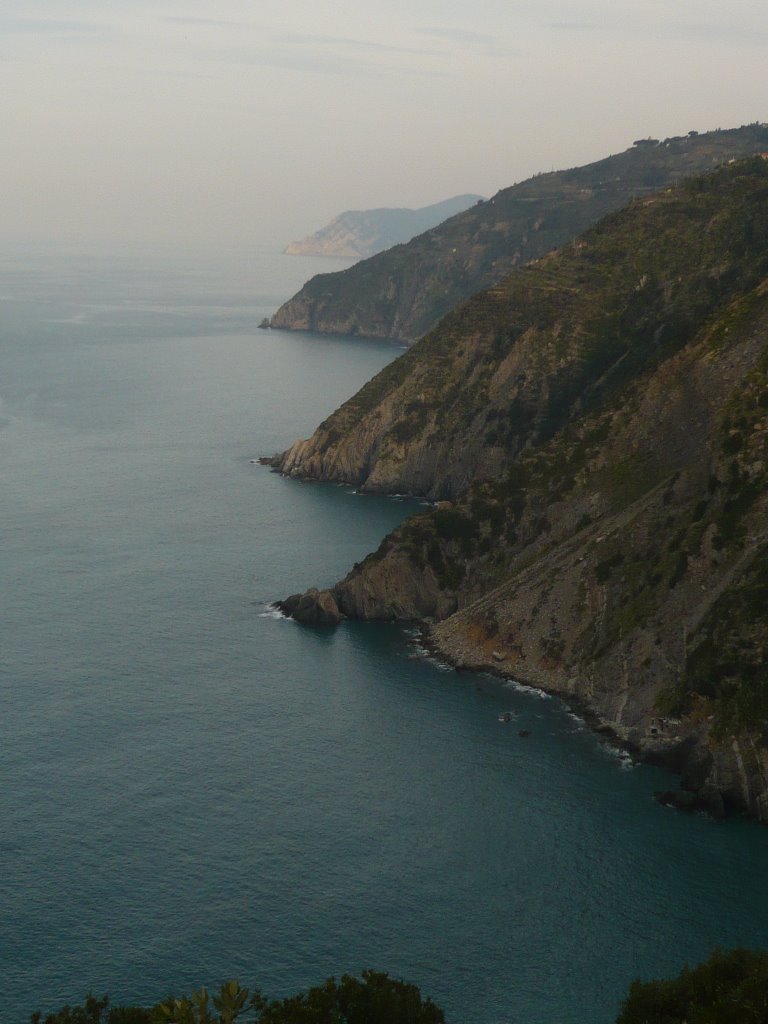 Punta Merlino, punta Pineda, punta Guardiola di Riomaggiore e punta Mesco by Attilio Giacchè