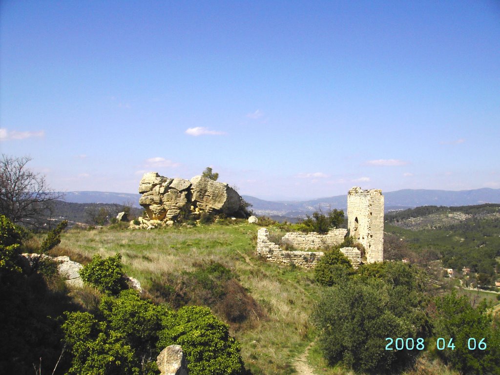 Vestige du château sur " le Foussa" by Jackie Gomez-Blasco