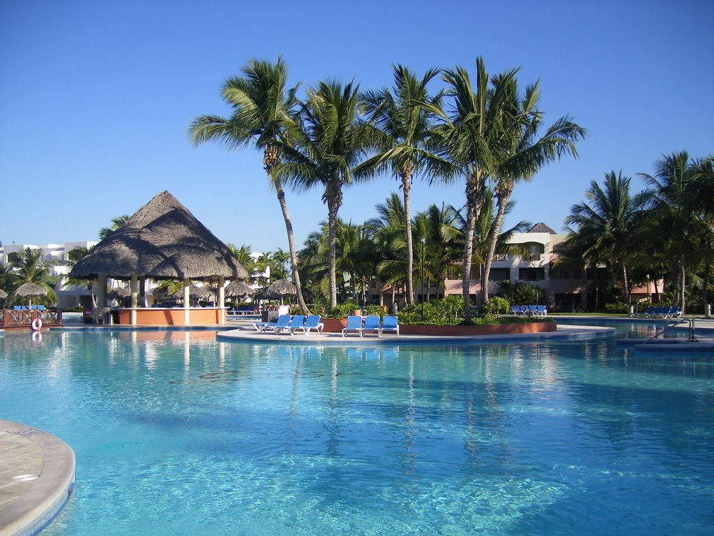 Piscine Hotel Oasis Canoa (2) by Sophie La Girafe