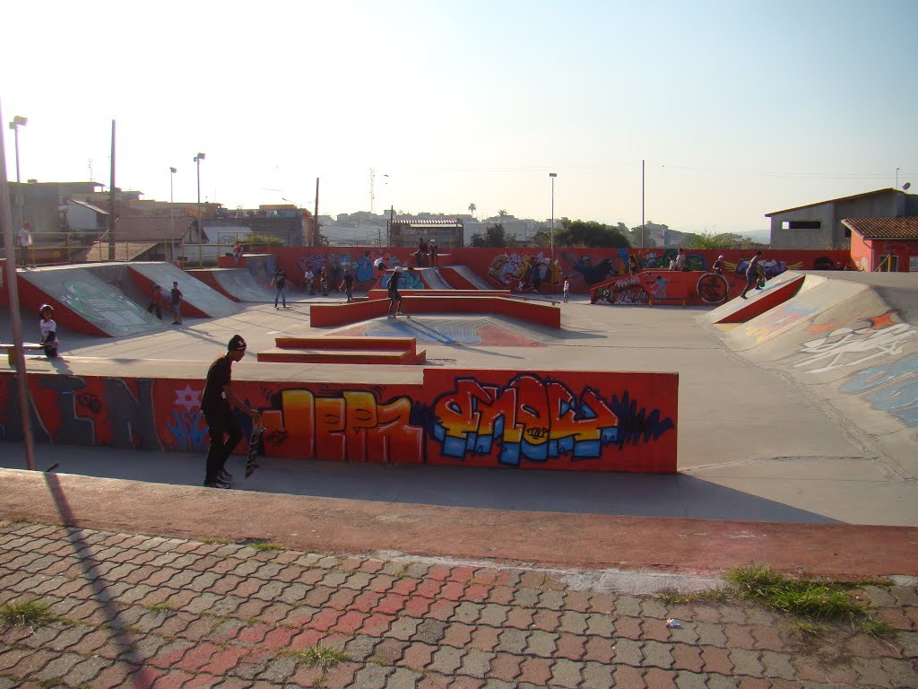 Pista de skat em Itaquaquecetuba, fotografado por Silvio Alves by sasantos2002@gmail.com