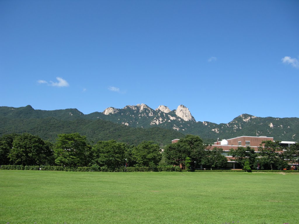 Mt. Bukhansan seen in Duksung Women's University by Minseon "The Boss" Ahn