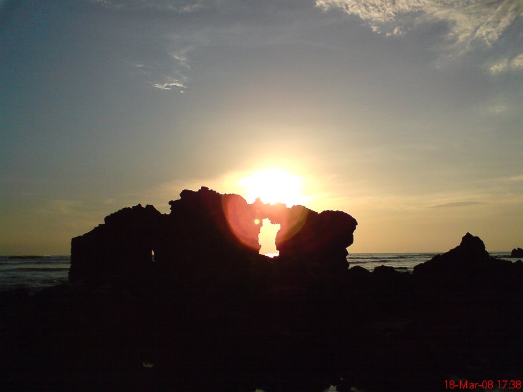 Atardecer a travez de la Puerta Natural, Playa Salinitas by German Ernesto Marti…