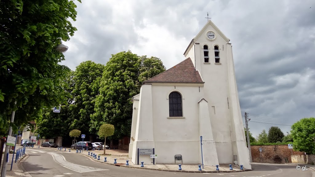 Les parties les plus anciennes de l'église datent de 1108, mais l'ensemble de l'édifice est reconstruit au XVIe siècle et réhabilité dans les années 1970. by astrorail