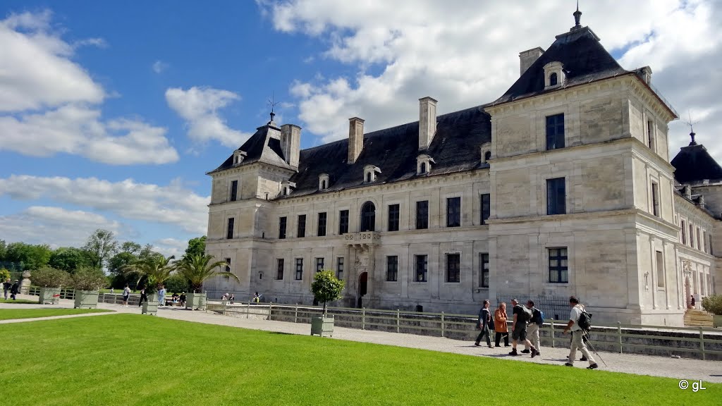 Ancy le Franc - Le château est aujourd'hui propriété d'une société privée qui a entrepris sa restauration by astrorail