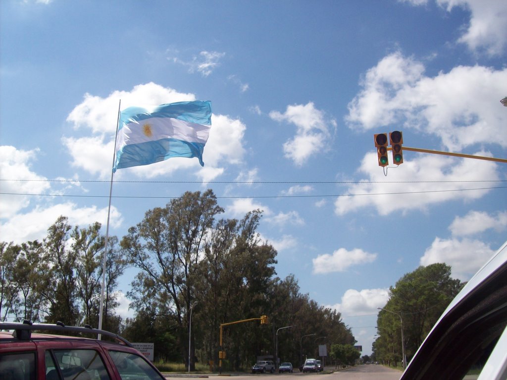 BANDERA EN LA ENTRADA A LA FABRICA MILITAR DE RIO TERCERO by GTISERA