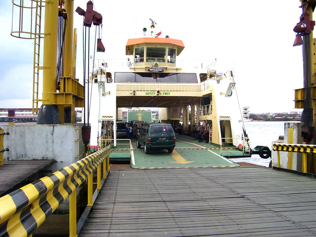 Ferry Penyeberangan Pontianak by Jimmie Sinarta