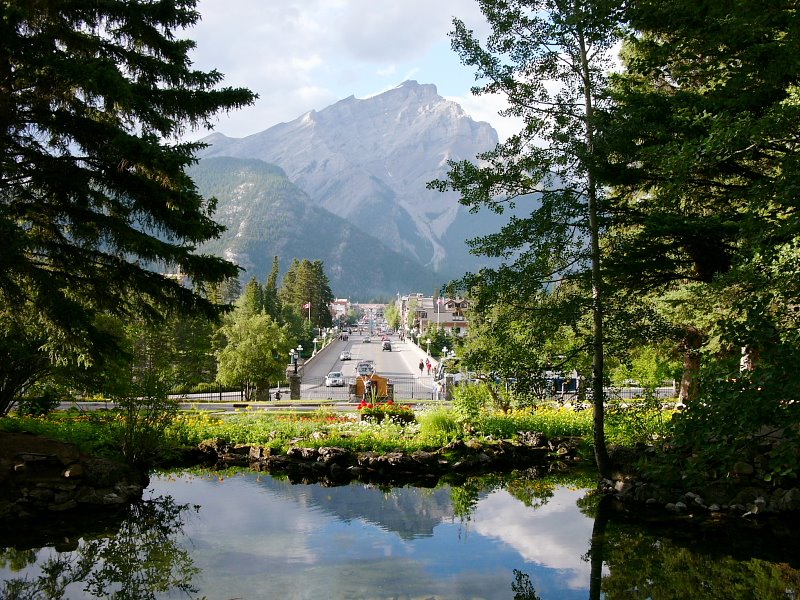 Banff Cascade gardens　ガーデン越しのカスケード山 by horiyan