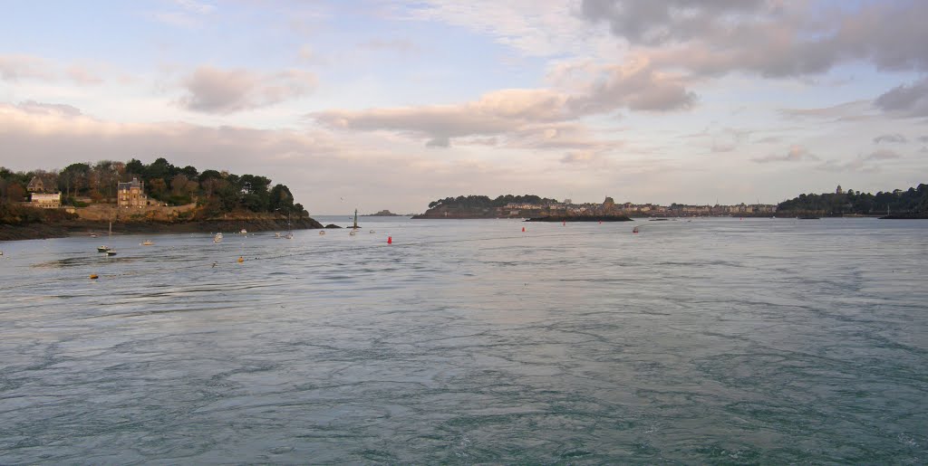 Estuaire de la Rance vu du barrage by maxidou