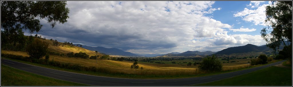 Panorama of the Kiewa Valley. Peter Neaum. by Peter Neaum