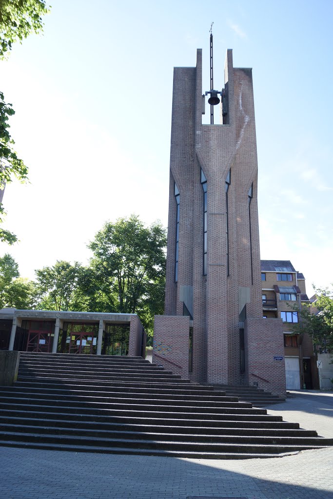 Eglise Saint-François à Louvain-la-Neuve by P-E V.