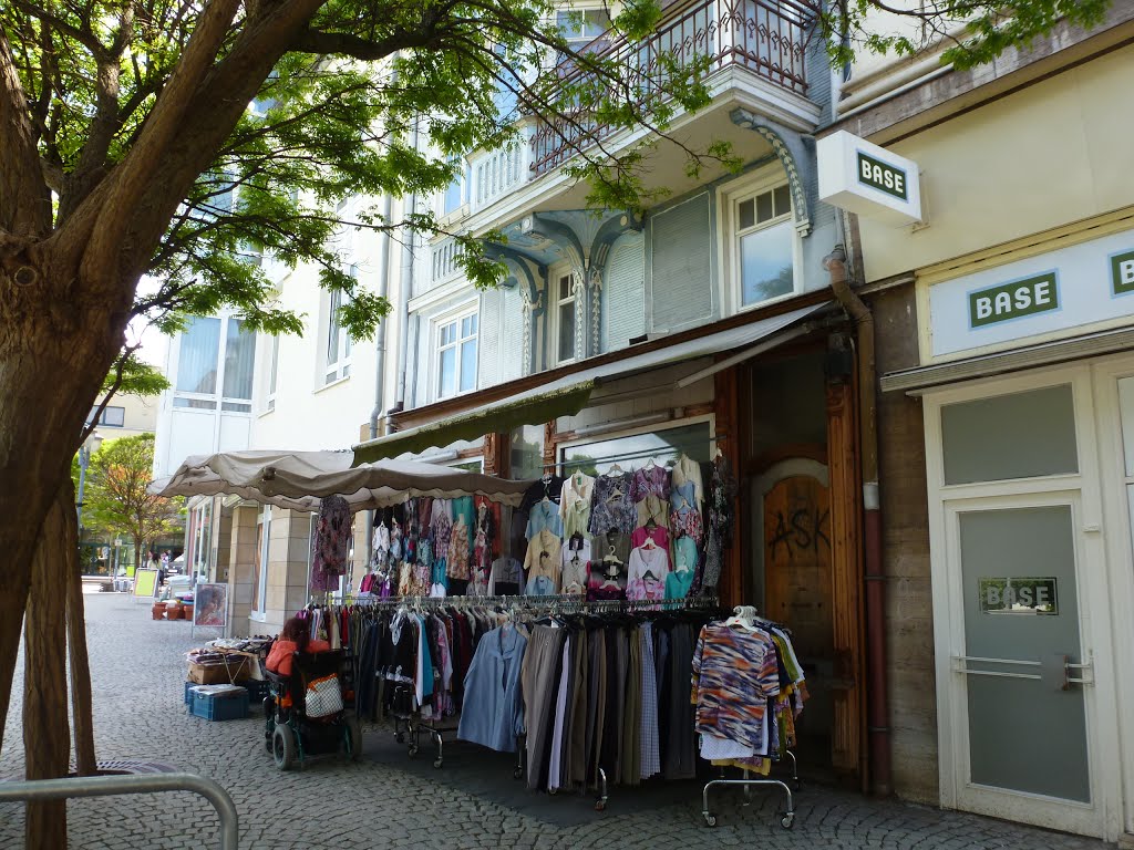 Bunter Laden am Arnoldiplatz by kordar