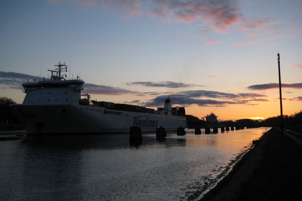 Ship Queue - "Birka Carrier" and "Avalon" tanker by Raúlgh