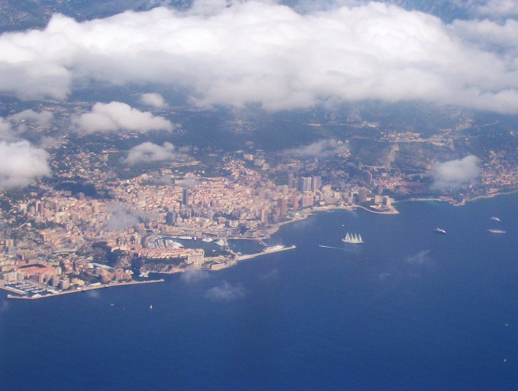 Monaco és Monte Carlo repülőről fényképezve / Monaco and MC from the plane by Reni & Krisz