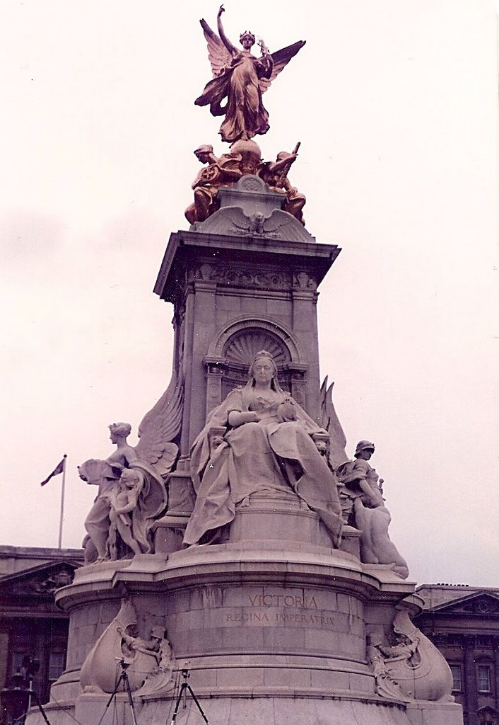 Victoria Statue, Aug 1982 by Thomas58