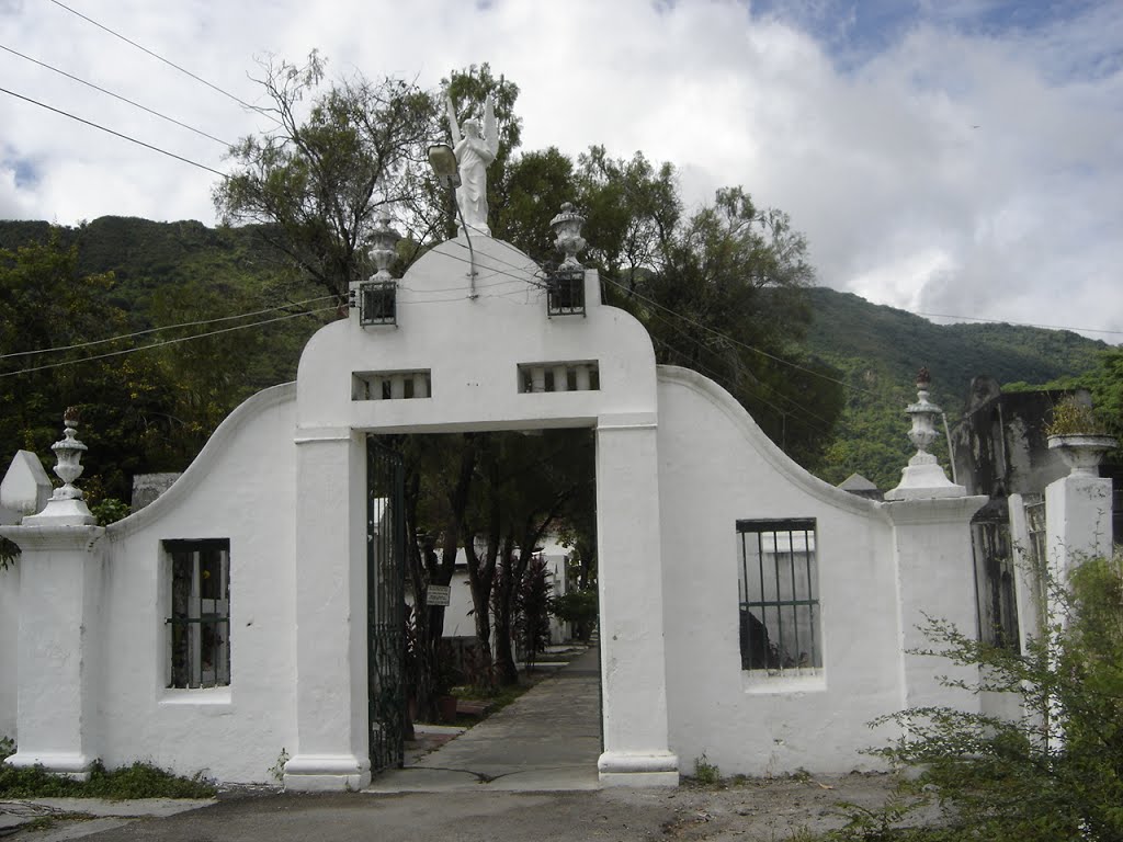 Acceso principal al cementerio de Honda by alejandrino tobon