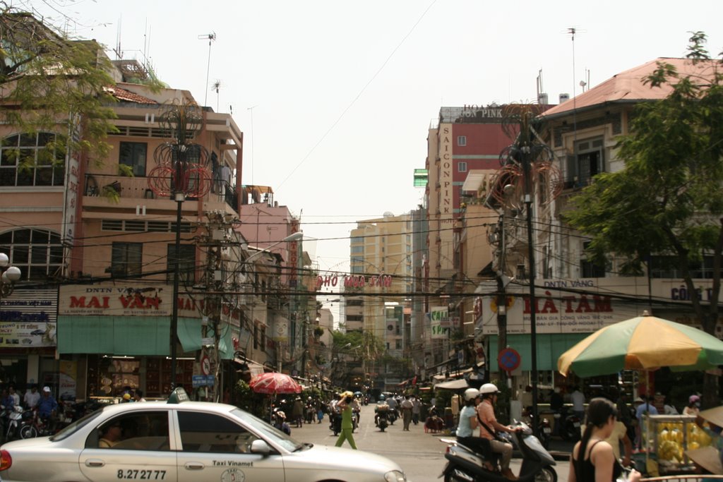 Near Ben Thanh Market, Saigon / Ho Chi Minh City by zak idrus